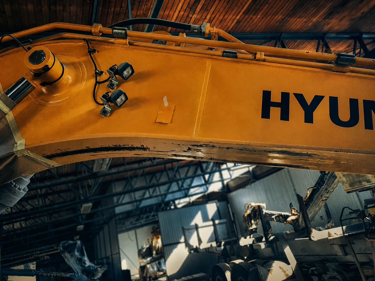 Ramię koparki Hyundai w hali warsztatowej