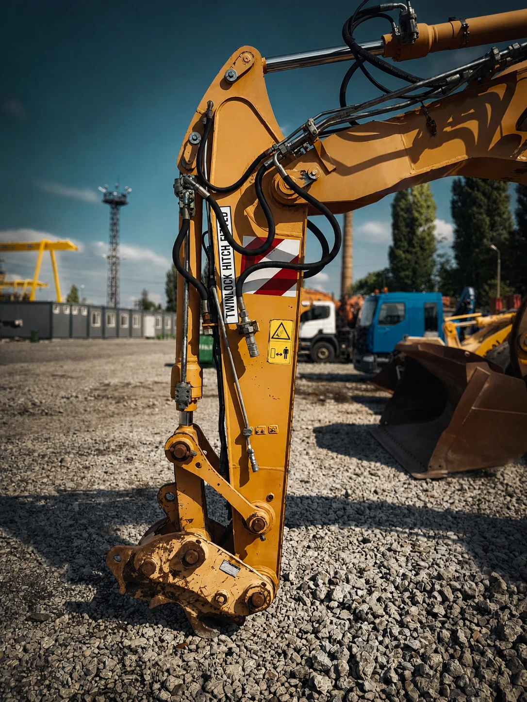 Hydrauliczny osprzęt ramienia koparki